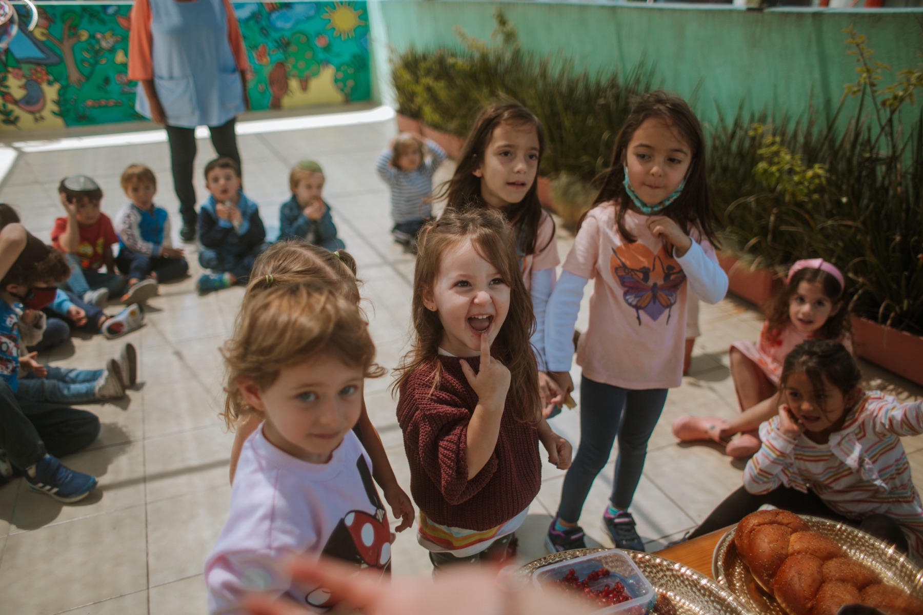 Niñas y niños compartiendo Shabat en Gan Condesa